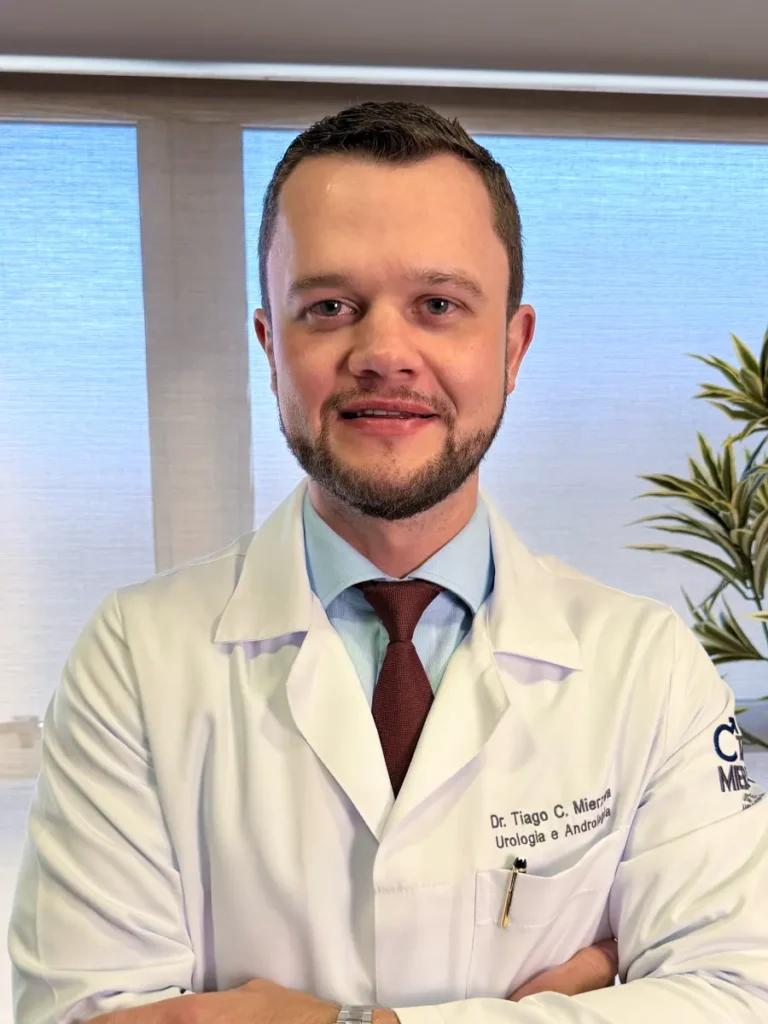 Dr. Tiago Mierzwa, urologista e andrologista em Curitiba, em seu consultório na Urocentro