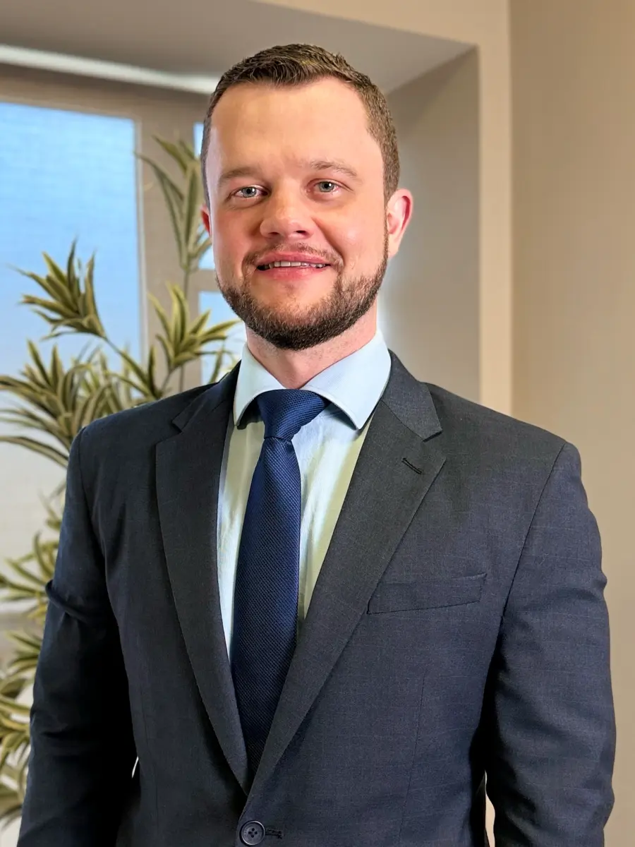 Dr. Tiago Mierzwa, urologista e andrologista em Curitiba, em seu consultório na Urocentro