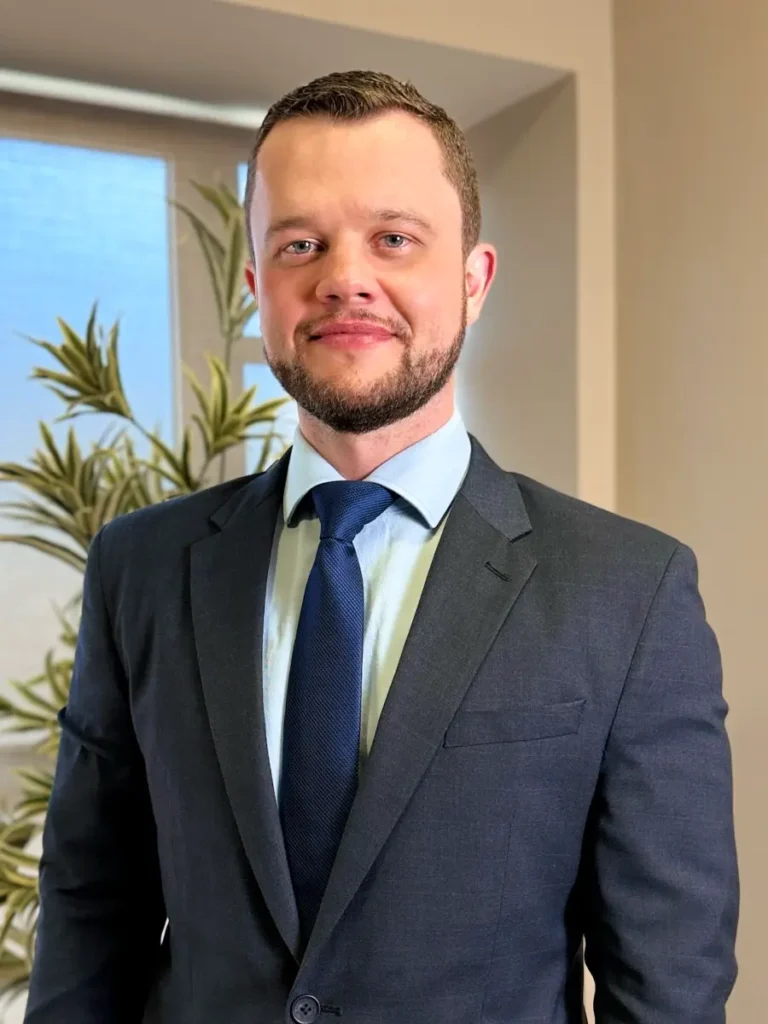 Dr. Tiago Mierzwa, urologista e andrologista em Curitiba, em seu consultório na Urocentro