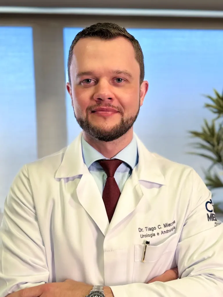 Dr. Tiago Mierzwa, urologista e andrologista em Curitiba, em seu consultório na Urocentro