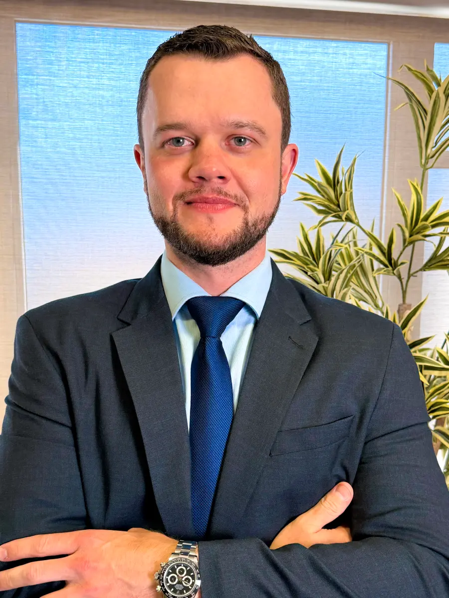Dr. Tiago Mierzwa, urologista e andrologista em Curitiba, em seu consultório na Urocentro
