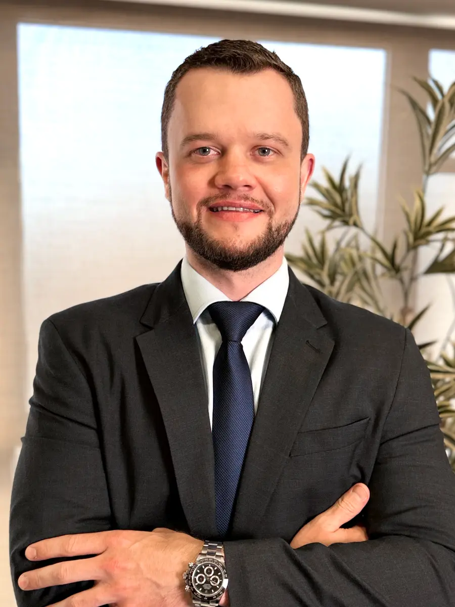 Dr. Tiago Mierzwa, urologista e andrologista em Curitiba, em seu consultório na Urocentro